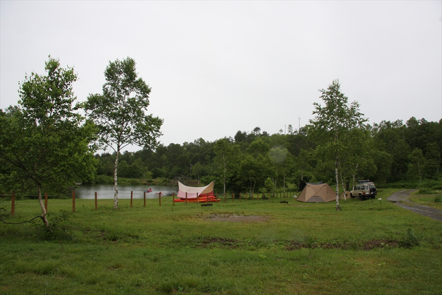 池の前のサイト